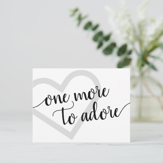 Nog eentje om te adoreren | Eenvoudige Zwarte Hart Aankondigingskaart (Staand voorkant)