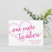 Nog eentje om te adoreren | Hot Pink Heart Zwanger Aankondiging (Staand voorkant)