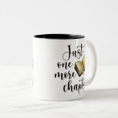 Nog maar één hoofdstuk zwarte gouden boekjes, grap tweekleurige koffiemok (Voorkant rechts)