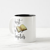 Nog maar één hoofdstuk zwarte gouden boekjes, grap tweekleurige koffiemok (Voorkant links)