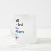 NOG STEEDS BESCHERMD DOOR MIJN VOOROUDERS KOFFIE M MATGLAS KOFFIEMOK (Voorkant links)