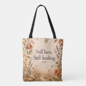 Nog steeds hier, nog steeds genezend Wilde bloem C Tote Bag (Achterkant)