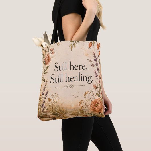 Nog steeds hier, nog steeds genezend Wilde bloem C Tote Bag (Dichtbij)