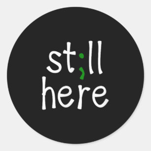Nog steeds hier, puntkomma, bewustzijn van geestel ronde sticker