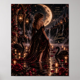 Nog steeds in bloei | Gotische godin bij maanlicht Poster