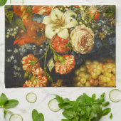 Nog steeds leven met bloemen en fruit theedoek (Gevouwen)