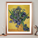 Nog steeds leven met Iris Vincent van Gogh Poster<br><div class="desc">Een mooi poster met Vincent van Gogh's,  nog steeds leven met Iris (1890). Een schilderij van de Post-Impressionist. Een kleipot met een opstelling van blauwe-violetstrijken tegen een gouden achtergrond.</div>