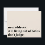 Nog steeds leven uit dozen, niet oordelen crème Ka Notitiekaartje<br><div class="desc">Op deze ironische kaart werd een vet lettertype gebruikt om "nieuw adres" weer te geven. Nog steeds zonder vakjes. Oordeel niet." op de voorkant. Bijgewerkte details,  samen met een vriendelijke "Stay in Touch!" verschijnen op de achterkant. Alle lettertypen,  kleuren en tekst kunnen worden aangepast aan uw eigen behoeften.</div>