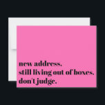 Nog steeds leven uit dozen niet oordelen heet roze notitiekaartje<br><div class="desc">Op deze ironische kaart werd een vet lettertype gebruikt om "nieuw adres" weer te geven. Nog steeds zonder vakjes. Oordeel niet." op de voorkant. Bijgewerkte details,  samen met een vriendelijke "Stay in Touch!" verschijnen op de achterkant. Alle lettertypen,  kleuren en tekst kunnen worden aangepast aan uw eigen behoeften.</div>