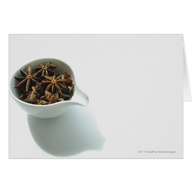 Nog steeds leven van specerijen in een witte kom (Voorkant Horizontaal)