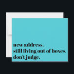 Nog steeds leven w / dozen, Oordeel niet Turquoise Notitiekaartje<br><div class="desc">Op deze ironische kaart werd een vet lettertype gebruikt om "nieuw adres" weer te geven. Nog steeds zonder vakjes. Oordeel niet." op de voorkant. Bijgewerkte details,  samen met een vriendelijke "Stay in Touch!" verschijnen op de achterkant. Alle lettertypen,  kleuren en tekst kunnen worden aangepast aan uw eigen behoeften.</div>