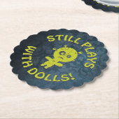 NOG STEEDS MET DOLLS. KARTONNEN ONDERZETTERS (Gekanteld)