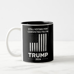 Nog steeds op veroordeelde misdadiger Trump 2024 s Tweekleurige Koffiemok