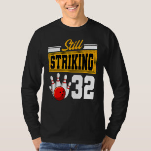 Nog steeds opvallend 32 verjaardag Bowling Bday Pa T-shirt