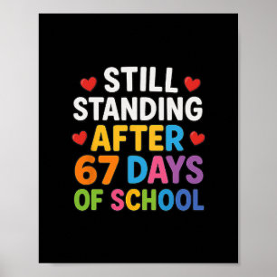 Nog Steeds Overeind Na 67 Dagen School Grappige Me Poster