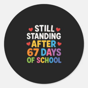 Nog Steeds Overeind Na 67 Dagen School Grappige Me Ronde Sticker