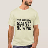 NOG STEEDS RENNEND TEGEN DE WIND,  T-shirts (Voorkant)