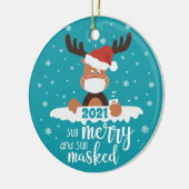 Nog steeds smakelijk gemaskerde rendieren 2021 keramisch ornament (Links)