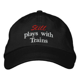 "Nog steeds speelt met Trains" Geborduurd Pet