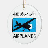 Nog steeds speelt met vliegtuigen keramisch ornament (Links)