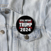 Nog steeds stemmende Trump 2024 Patriottische Amer Ronde Button 7,6 Cm (In situ)