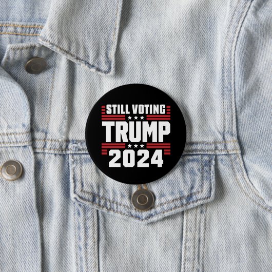 Nog steeds stemmende Trump 2024 Patriottische Amer Ronde Button 7,6 Cm (In situ)