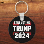 Nog steeds stemmende Trump 2024 Patriottische Amer Sleutelhanger (Voorkant)