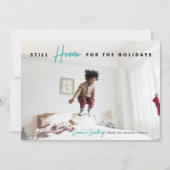 Nog steeds thuis | Grappige seizoensgroeten Foto Feestdagenkaart (Voorkant)