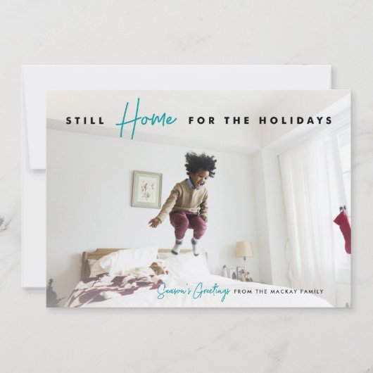 Nog steeds thuis | Grappige seizoensgroeten Foto Feestdagenkaart (Voorkant)