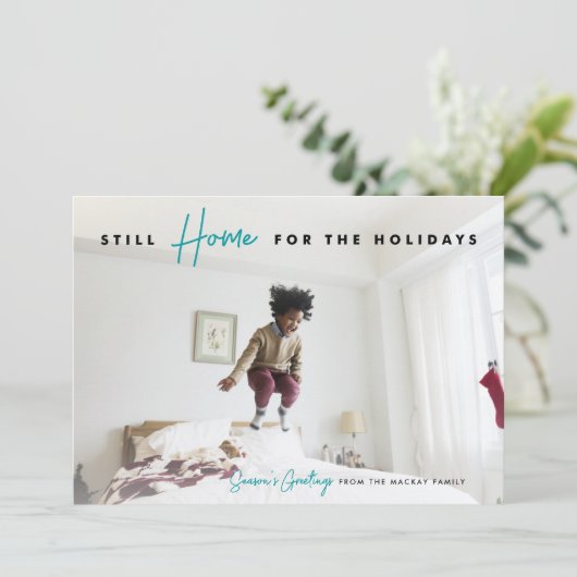 Nog steeds thuis | Grappige seizoensgroeten Foto Feestdagenkaart (Staand voorkant)