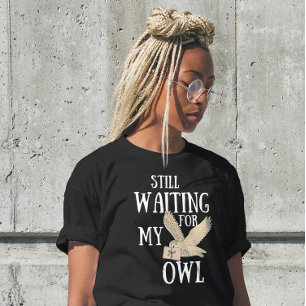 Nog steeds wachtend op mijn uil grappige magische t-shirt