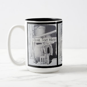 nog te gebruiken tekening van tuinwerktuigen voor  tweekleurige koffiemok