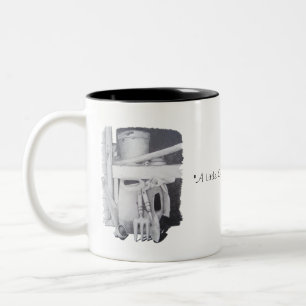 nog te gebruiken tekening van tuinwerktuigen voor  tweekleurige koffiemok