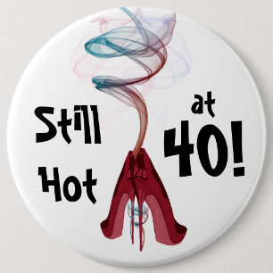 Nog warm op 40. Fun Birthday Colossal Pin Ronde Button 6,0 Cm