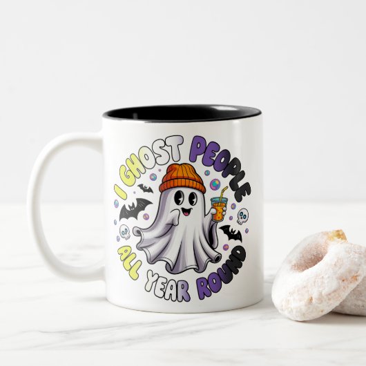 Non-binair Grappig Halloween – Ik spook mensen Tweekleurige Koffiemok (Met donut)