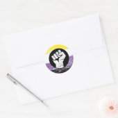 Non-binaire geschilderde protestvlag ronde sticker (Envelop)