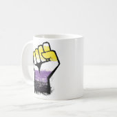 Non-binaire Pride Actiefist Hand Koffiemok (Voorkant links)