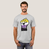 Non-binaire trots vuist t-shirt (Voorkant volledig)