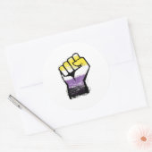 Non-binaire trotsprotestvuist ronde sticker (Envelop)