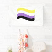 Non-binaire vlag zwaaiend spandoek (Insitu)