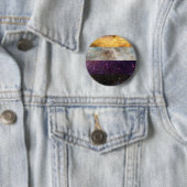 Non-binary nebula flag pin ronde button 5,7 cm (In situ)