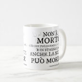 "Non è morto..." – Il verso del Necronomicon Koffiemok (Voorkant rechts)