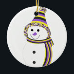 Nonbinary NB Pride Snowman Snowperson Keramisch Ornament<br><div class="desc">Viel het seizoen rond met deze schattige sneeuwpersoon die gekleed is in de niet-binaire kleuren van de pride vlag van geel, wit, paars en zwart. Of je nu kerst viert, Hanukkah, Kwaanza, winterse troost, of alleen de schoonheid van de sneeuw, laat deze mooie glimlach je herinneren om de vreugde te...</div>