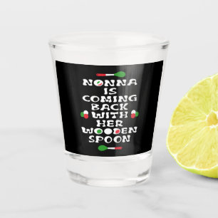 Nonna komt terug met haar houten lepel shot glas