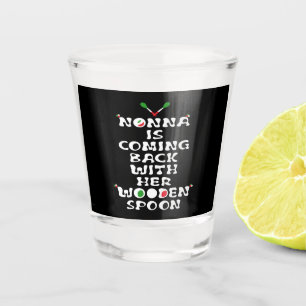 Nonna komt terug met haar houten lepel shot glas