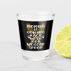 Nonna komt terug met haar houten lepel shot glas