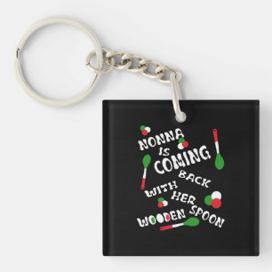 Nonna komt terug met haar houten lepel sleutelhanger