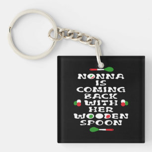Nonna komt terug met haar houten lepel sleutelhanger