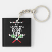 Nonna komt terug met haar houten lepel sleutelhanger (Achterkant)