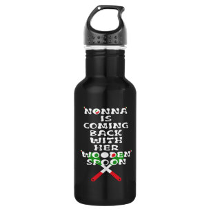 Nonna komt terug met haar houten lepel waterfles 